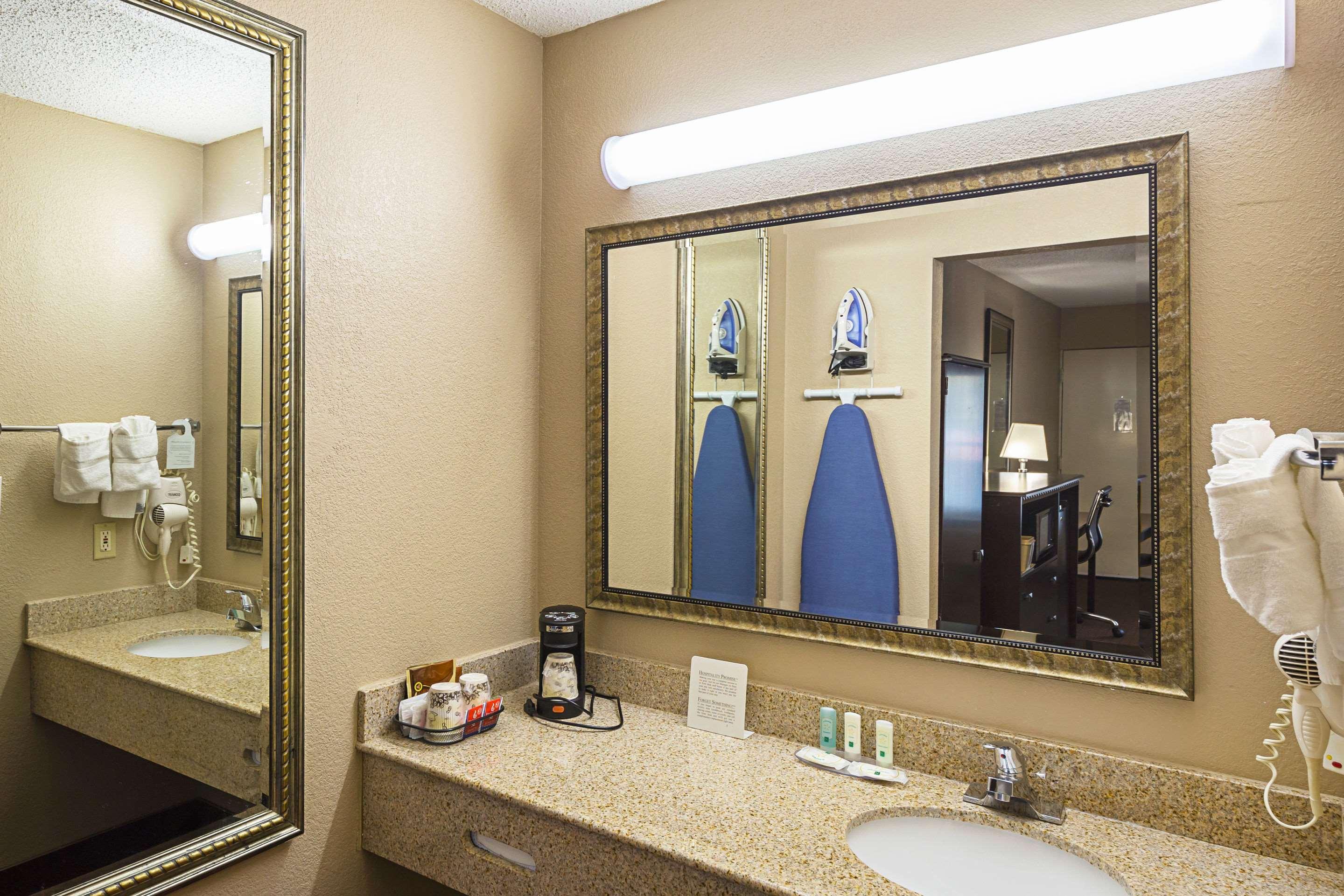 Quality Inn & Suites Greenville - Haywood Mall Extérieur photo