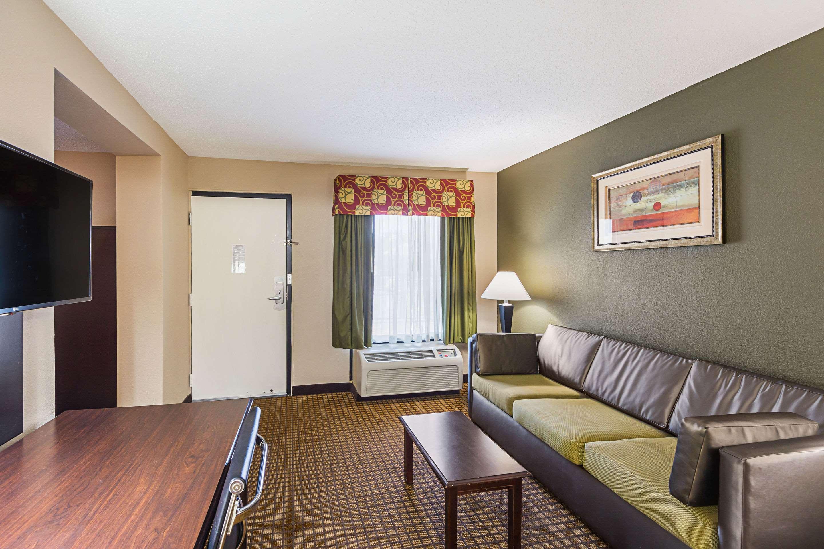 Quality Inn & Suites Greenville - Haywood Mall Extérieur photo